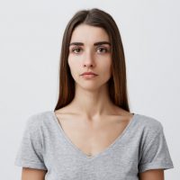 cierrese-arriba-muchacha-caucasica-encantadora-joven-hermosa-pelo-marron-largo-camiseta-gris-expresion-seria-cara-mujer-que-consigue-foto-pasaporte_176420-10835